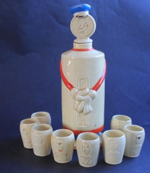 Tankstellen Werbemännchen-Likörflasche mit 8 Bechern 1930 Keramik (4601)